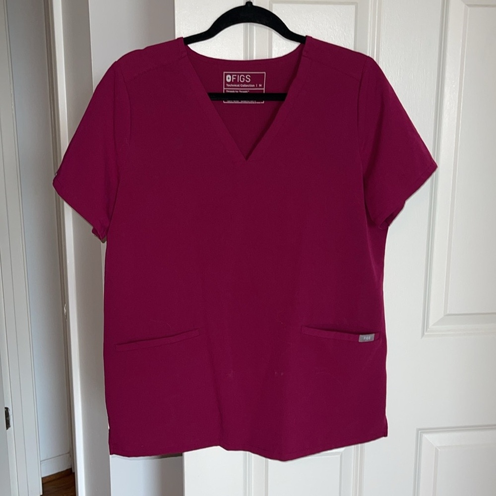 Figs Women’s Casma Three-pocket scrub top, Magenta, Size M